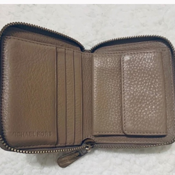 ♦️♦️Michael Kors Zippy Pebble Leather Wallet - Picture 2 of 4
